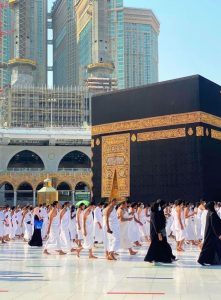 jamaah melaksanakan umrah dan haji di dekat ka'bah