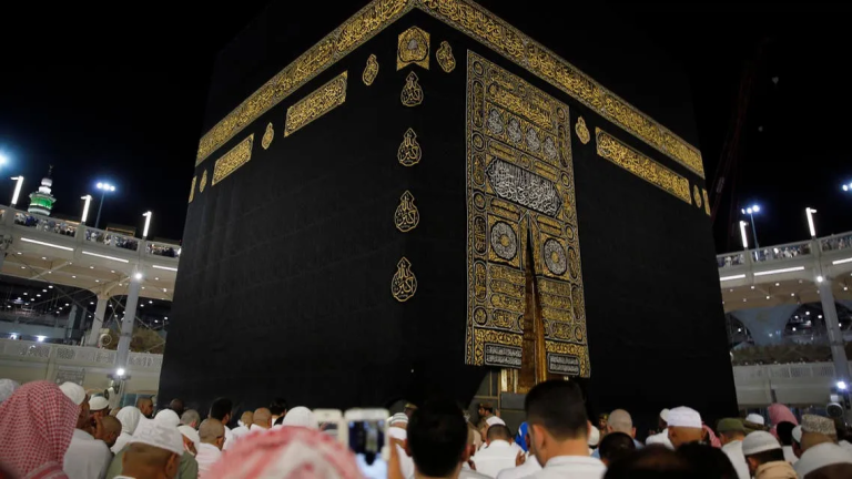 Rukun Ka'bah dengan banyaknya jamaah yang berdesakan