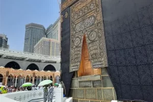 Apakah Sah Thawaf dengan Sandal? Ini Penjelasan Lengkapnya