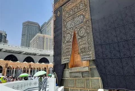 Apakah Sah Thawaf dengan Sandal? Ini Penjelasan Lengkapnya