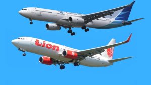 Pesawat Lion Air dan Garuda Indonesia saat lepas landas,